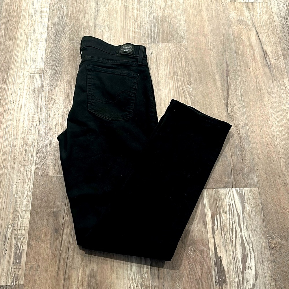 Signature by Levi Strauss totally shaping pant size 31. In like new condition!